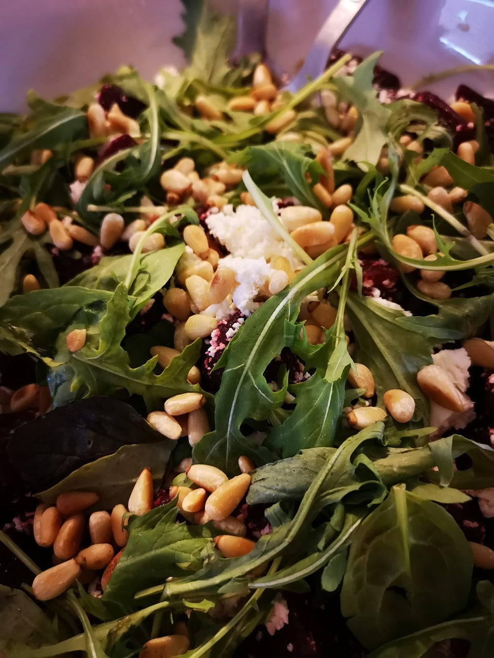 Rucola-Salat mit gerösteten Nüssen und Zitronen-Rapsöl-Dressing