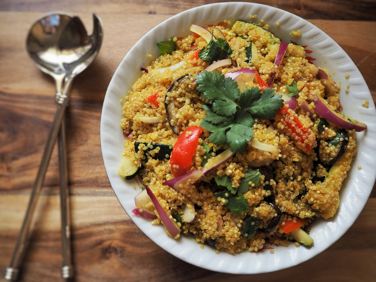 Quinoa-Salat mit geröstetem Gemüse und Leinöl-Dressing