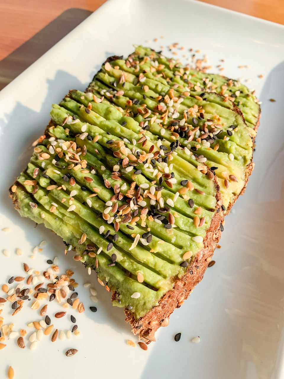 Avocado-Toast mit Leinöl und Chiasamen